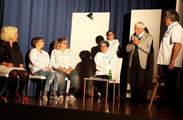 Un pari réussi pour la troupe du théâtre de Varnes avec « Petite journée en HP » !