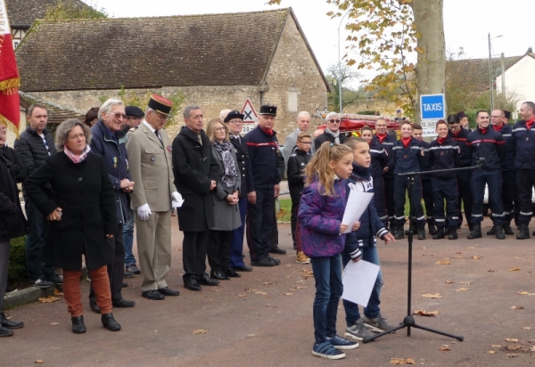Commémoration du 11 novembre à Varennes-le-Grand : une cérémonie émouvante avec une jeunesse impliquée.