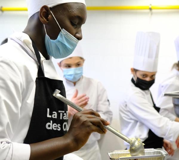 Les futurs chefs se mobilisent en cuisine contre la faim