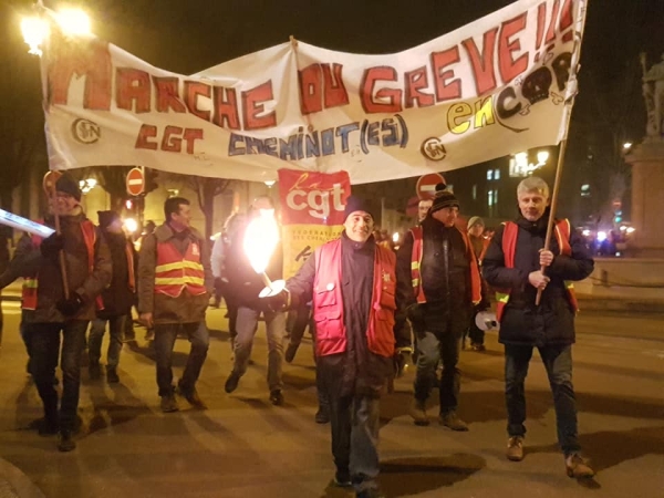 A Chalon sur Saône, 300 personnes réunies pour une marche aux flambeaux contre la réforme des retraites 
