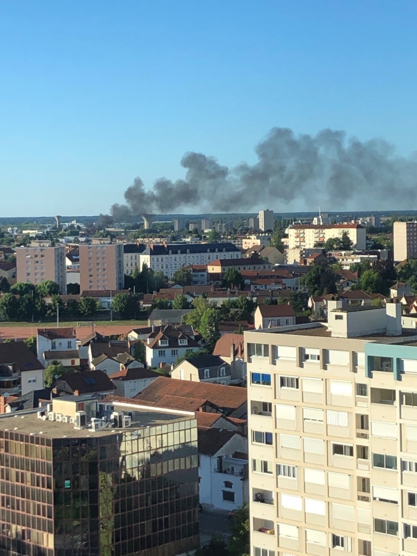 Un important panache de fumée ce mardi en fin de journée au-dessus de Chalon sur Saône 