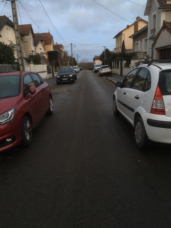 A Chalon sur Saône, dans le quartier Bellevue, une voiture stationnée sur le trottoir verbalisée... suscite la colère