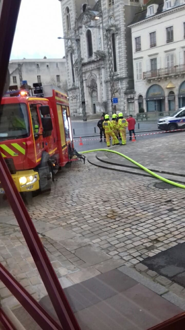 Gros dispositif de secours mobilisé aux abords de la Place de l'hôtel de ville à Chalon sur saône 