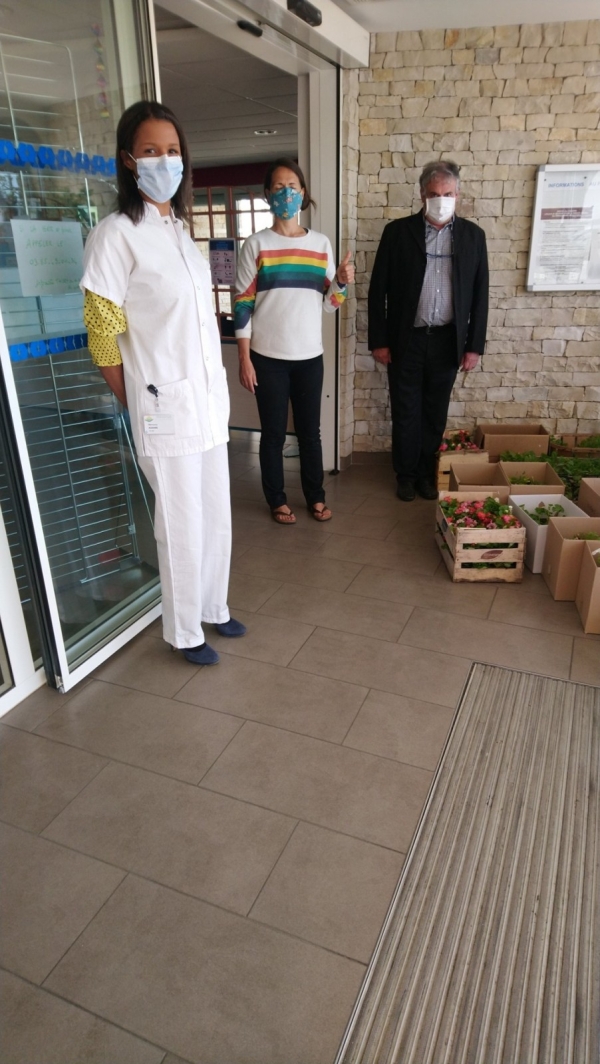 Les SEGPA du collège de Saint Rémy ont offert leurs fleurs à l'EHPAD des Terres de Diane 