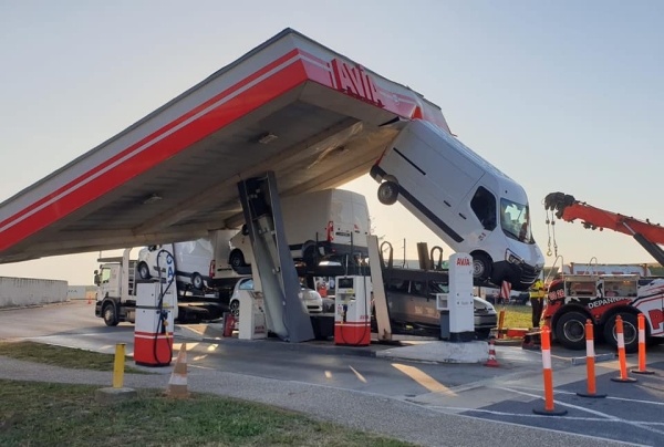 Impressionant accident sur une aire d'autoroute dans la Marne 