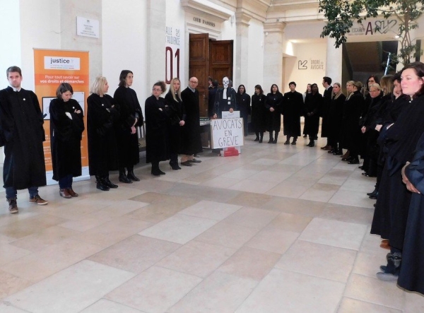 TRIBUNAL DE CHALON - Une haie de protestations muettes à l'audience de rentrée