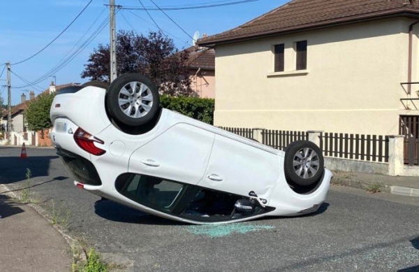 La collision se termine par une voiture sur le toit 