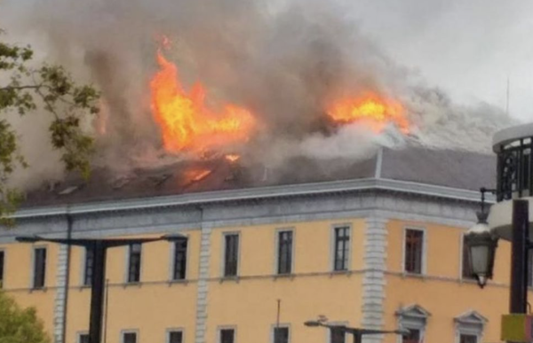 La mairie d'Annecy en feu 