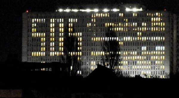 Les fenêtres illuminées du CHU de Caen lancent un SOS