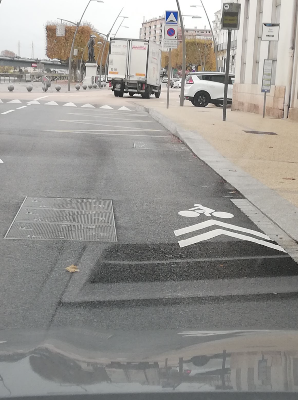 Quai des messageries à Chalon sur Saône  - Amis cyclistes, serrez les fesses ! 