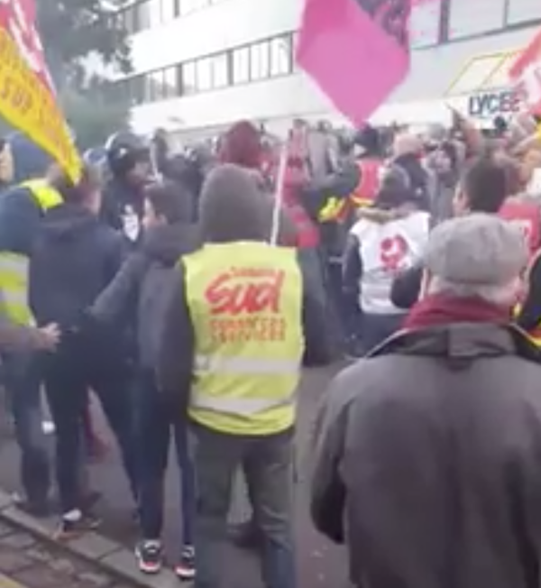 Au Lycée Pontus de Tyard à Chalon sur Saône, la police charge devant le portail de l'établissement 