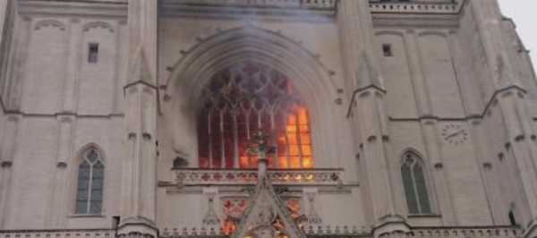 Violent incendie à la Cathédrale de Nantes ce samedi matin 