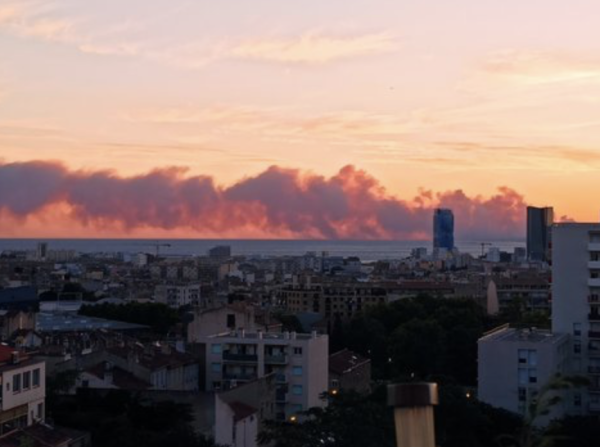 Feux dans les Bouches-du-Rhône : de fortes inquiétudes à Martigues, 1200 pompiers déployés sur les différents fronts
