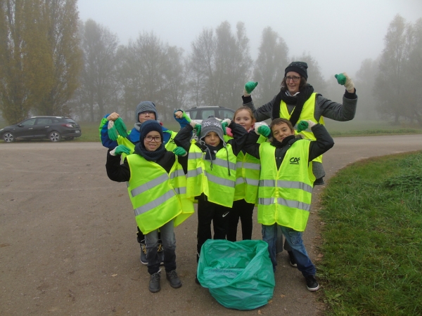 150 enfants de l'école élémentaire Jean Desbois ont participé à une opération "nettoyons la nature"
