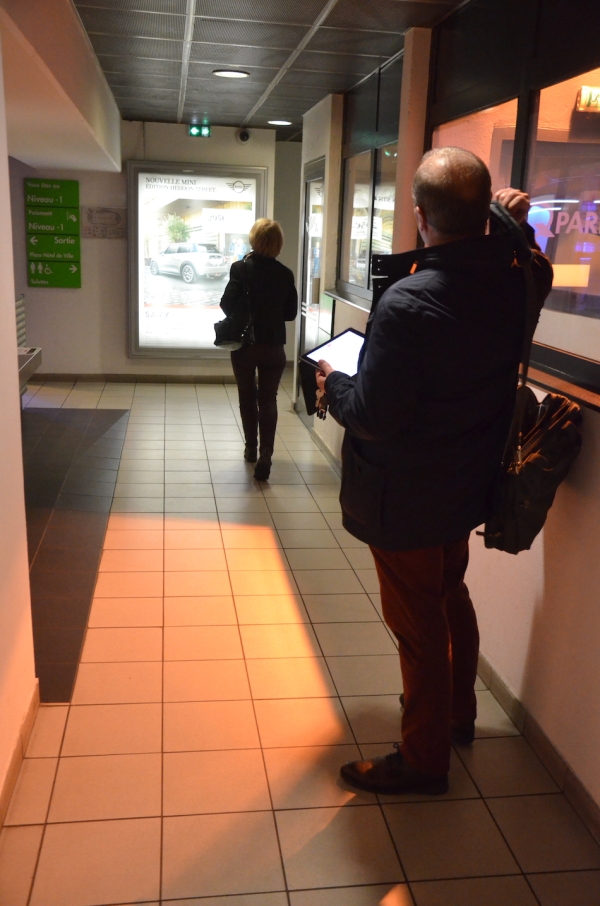 Même dans le parking souterrain, les élus "bossent" 