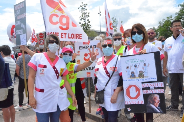 MOBILISATION NATIONALE POUR LA DEFENSE DE L'HOPITAL PUBLIC - A Chalon sur Saône, 1200 personnes dans le cortège 