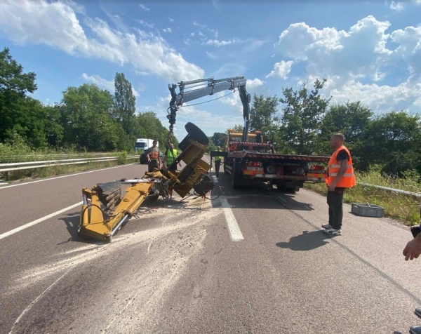 Un engin de chantier se retourne sur la RCEA au niveau de Montceau les Mines 