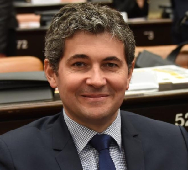 Le maire de Chalon refuse l'invitation à manger du Ministre du Travail.. et l'invite à respecter davantage le peuple Français