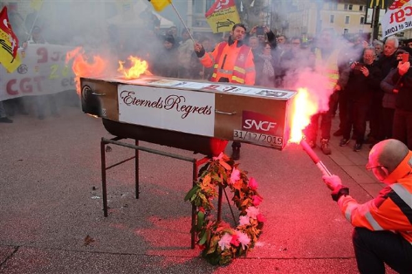 GREVE CONTRE LA REFORME DES RETRAITES - Les communistes de Saône et Loire apportent une aide financière aux cheminots 