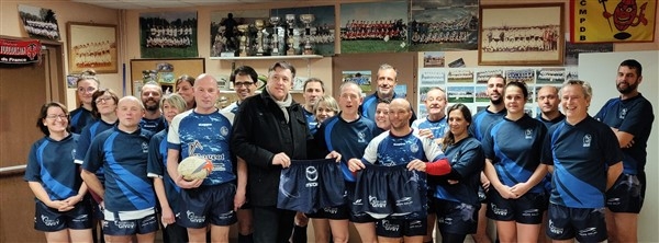 Remise de shorts à l'équipe de « Rugby loisirs » du Rugby Club de Givry