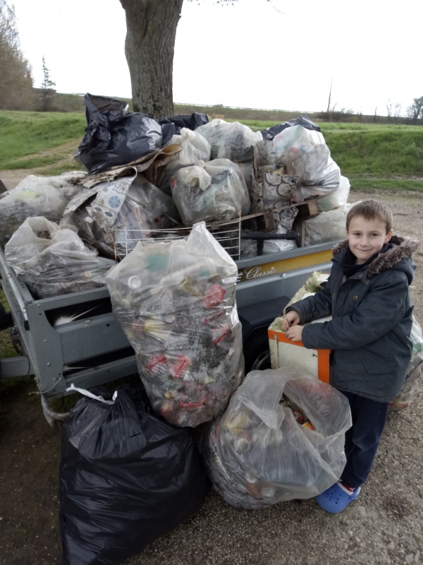 En quelques heures, 8 m3 de saloperies ramassées en Saône à Gergy