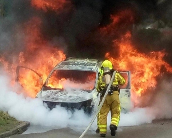 A Mâcon, une voiture s'embrase en roulant 