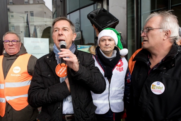 Manifestation pour défendre l'hôpital public devant l'ARS à Dijon