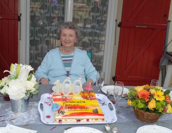 Bon anniversaire à Andrée BOUGUET, centenaire du quartier St Jean des Vignes à Chalon.