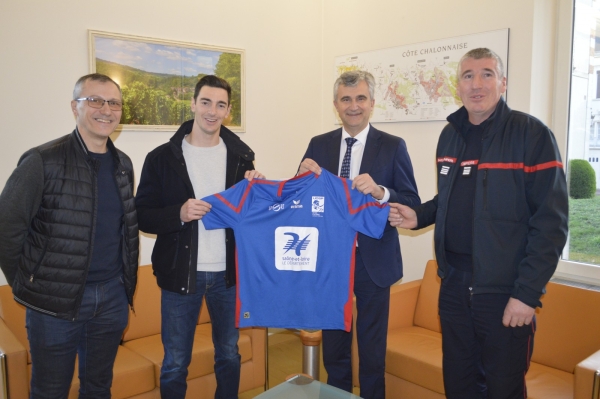 De nouvelles tenues pour l’équipe départementale de foot des pompiers de Saône et Loire 