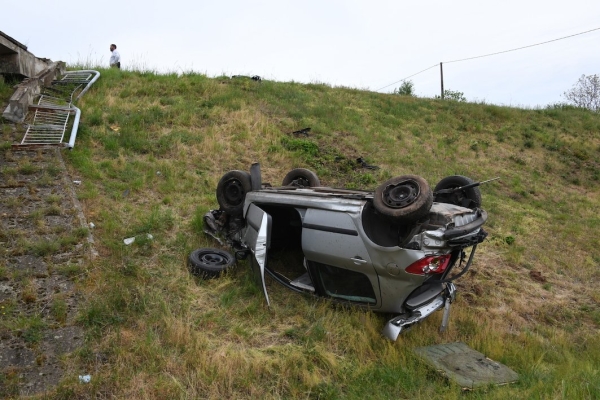 Un sacré vol plané pour une voiture folle 