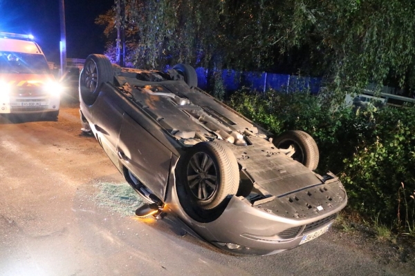 A Epinac, la voiture termine sa course sur le toit 