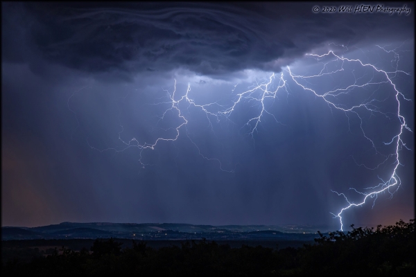 Ciel d'orage en Saône et Loire magnifié par le photographe Will Hien 