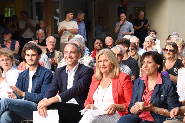 A Frangy en Bresse, Raphaël Glucksmann redonne des couleurs à la Rose 