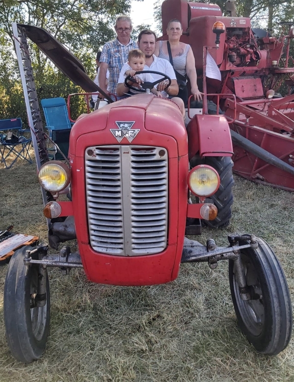 Un Massey Ferguson 821 Diesel qui se transmet de génération en génération chez les Burtin/Galland