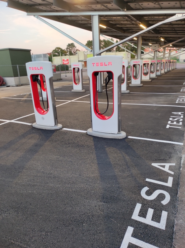 Les superchargeurs de Tesla débarquent en force à Chalon sur Saône