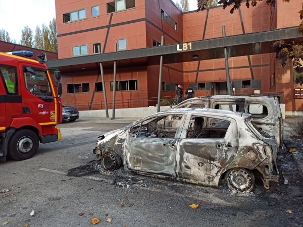 Les locaux de la PJJ incendiés à Chalon ... des véhicules incendiés sur le parking