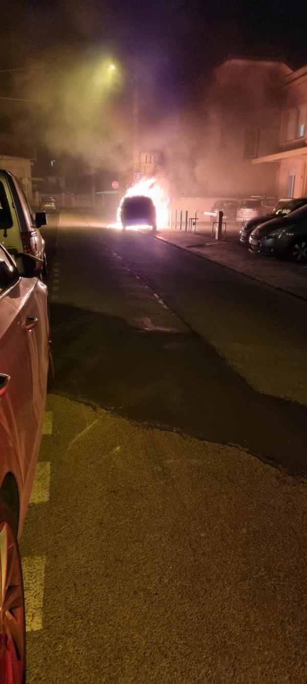 Une voiture en feu rue de la Paix à Chalon 