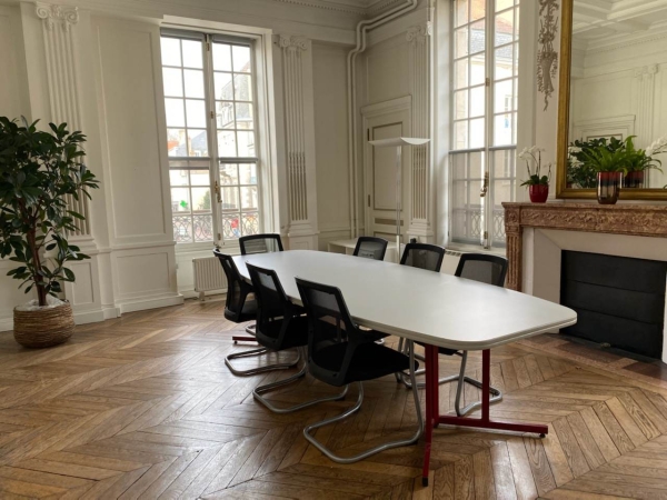 Le bureau du 1er adjoint de la ville de Chalon transformé en salle de réunion !
