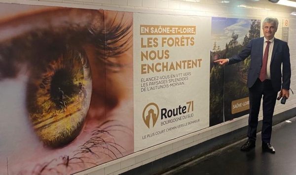 La Saône et Loire prend place à la station Charles de Gaulle-Etoile dans le métro Parisien 