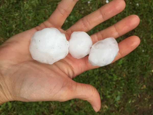 Chez nos voisins de l'Allier, la glace est tombée du ciel 