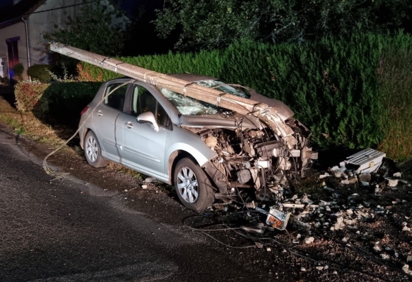 Violente perte de contrôle contre un poteau électrique 