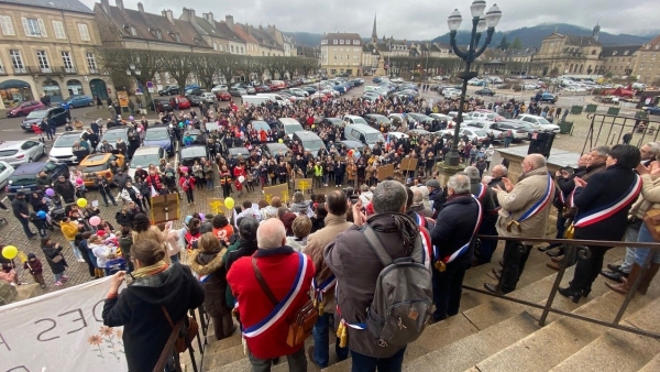 Grosse mobilisation en soutien à la maternité d'Autun... Le maire et le député hués par le public