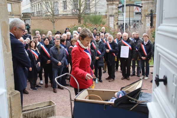  80 élus du Morvan ont remis les clés de leur mairie pour dénoncer la fermeture de la maternité d'Autun 