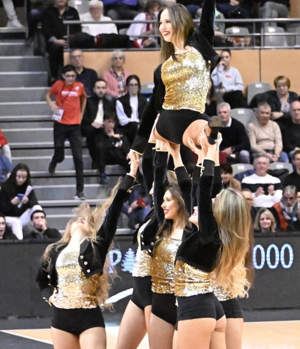 La «Rytas Dance Team» de Vilnius a fait le show dans l'enceinte du Colisée 