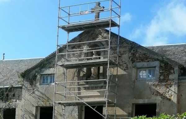  Le RN dénonce la décision de la Maire de Bourbon Lancy d'enlever une statue de Louis 9 et la croix du cercle St-Louis d'un bâtiment, pour toucher une subvention...