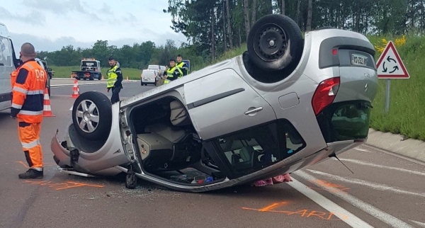 Au rond-point Jeanne Rose, la voiture termine sa course sur le toit 