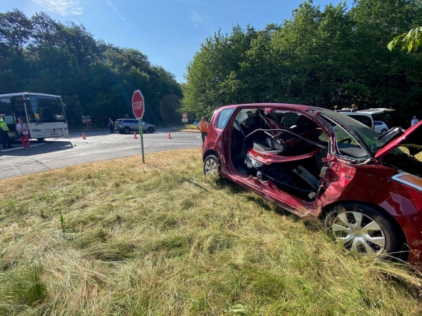 Quatre blessés dans une collision entre une voiture et un car sur la route de la gare de Creusot TGV