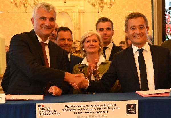 Gérald Darmanin et André Accary ont signé pour les constructions de 8 gendarmeries en Saône et Loire 