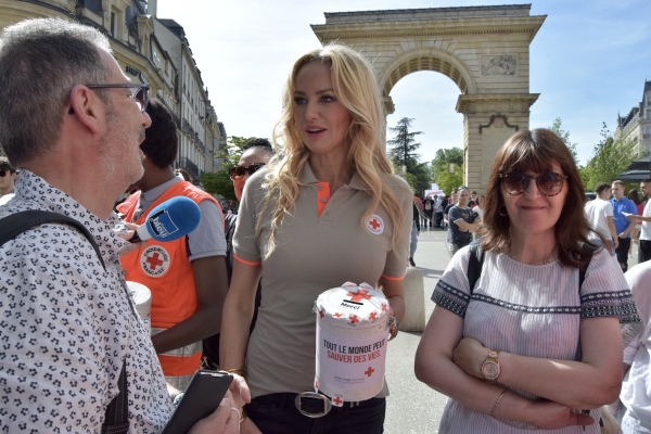 A Dijon, Adriana Karembeu a lancé avec succès la quête de la Croix-Rouge