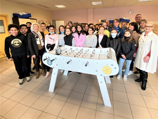 Le Rotary Chalon Bourgogne-Niépce et l’Inner Wheel Chalon offrent un baby-foot au foyer socio-éducatif du collège Jean Vilar 